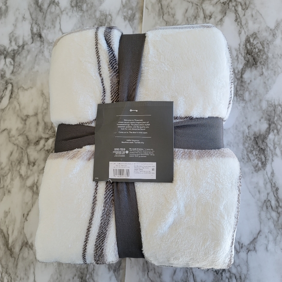 Threshold Microplush Blanket full/queen - Picture 3 of 3